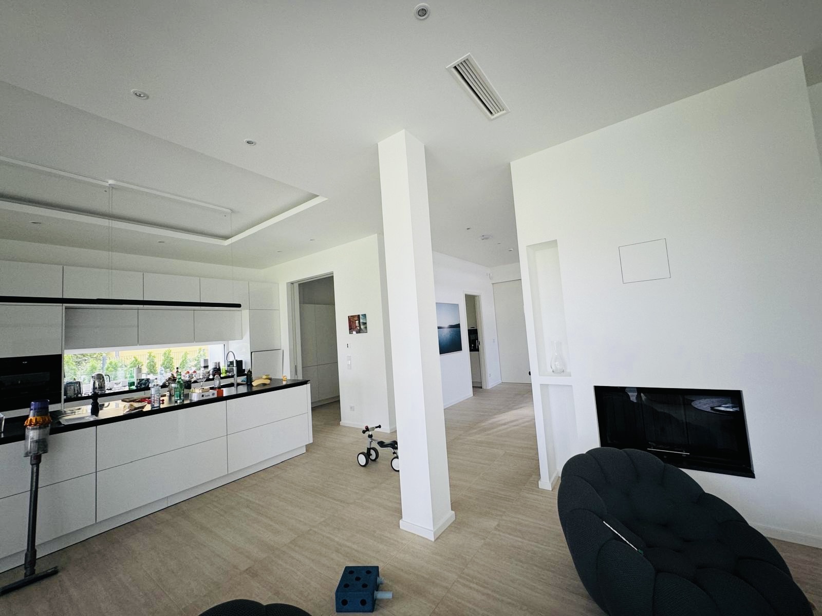 Nachher: Wohnbereich mit abgehangener Decke und Spots