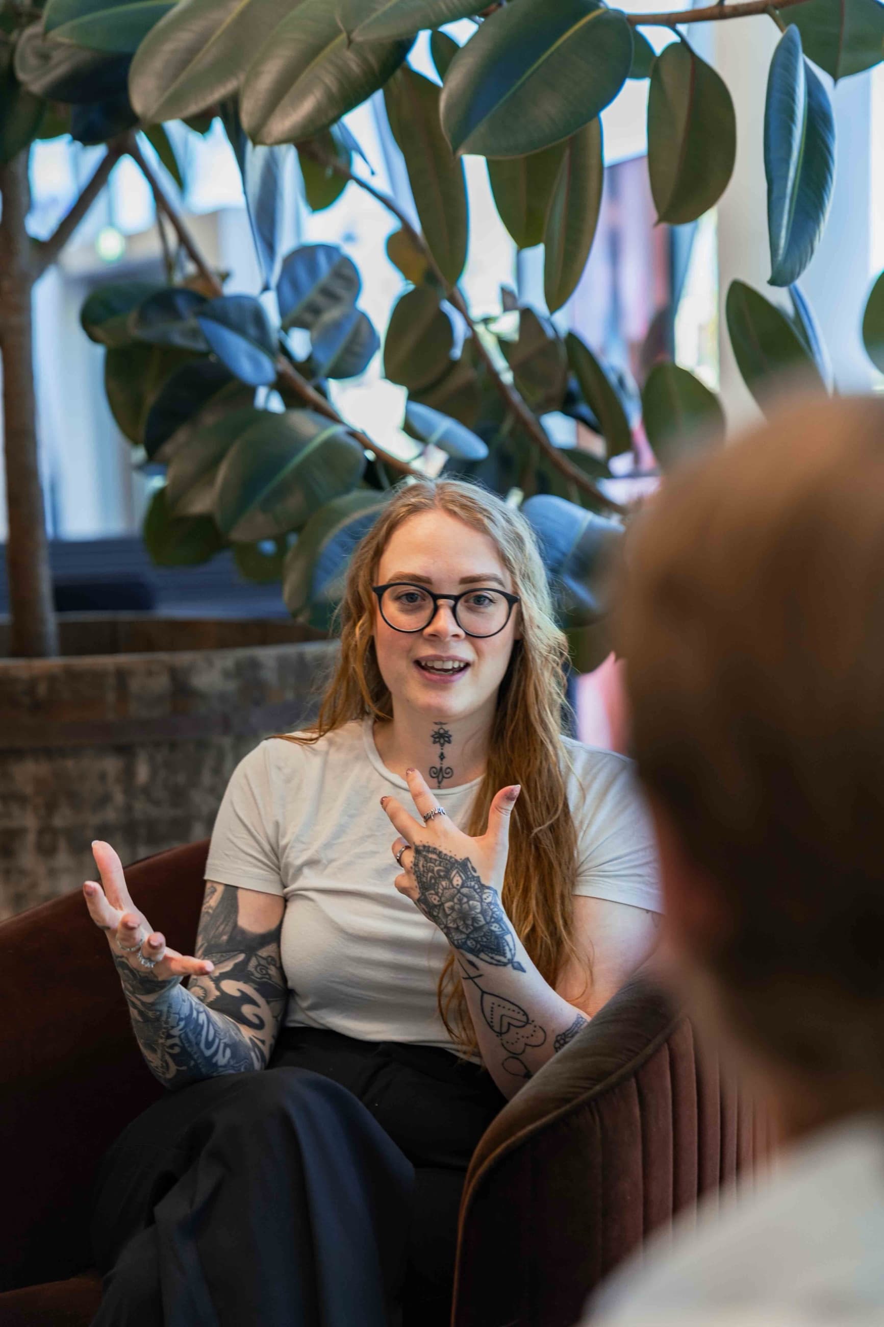 Mikaela Rasmusson mitt i ett samtal med en kund.