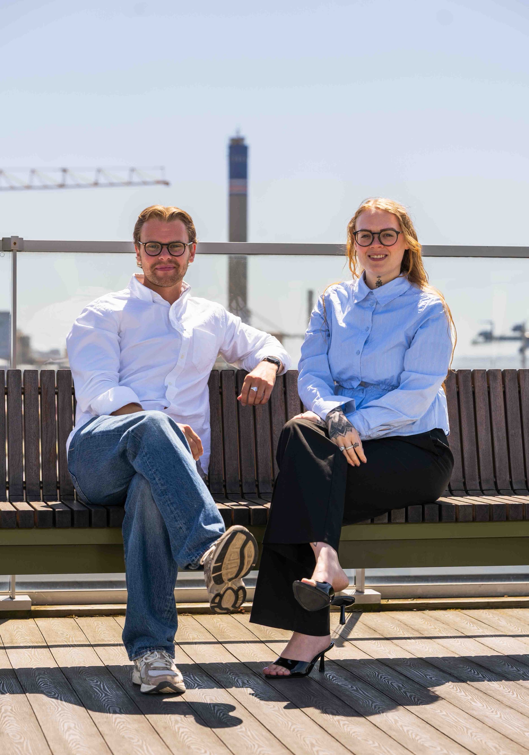 Theo Skogsberg och Mikaela Rasmusson sitter på en bänk på ett tak i Malmö.