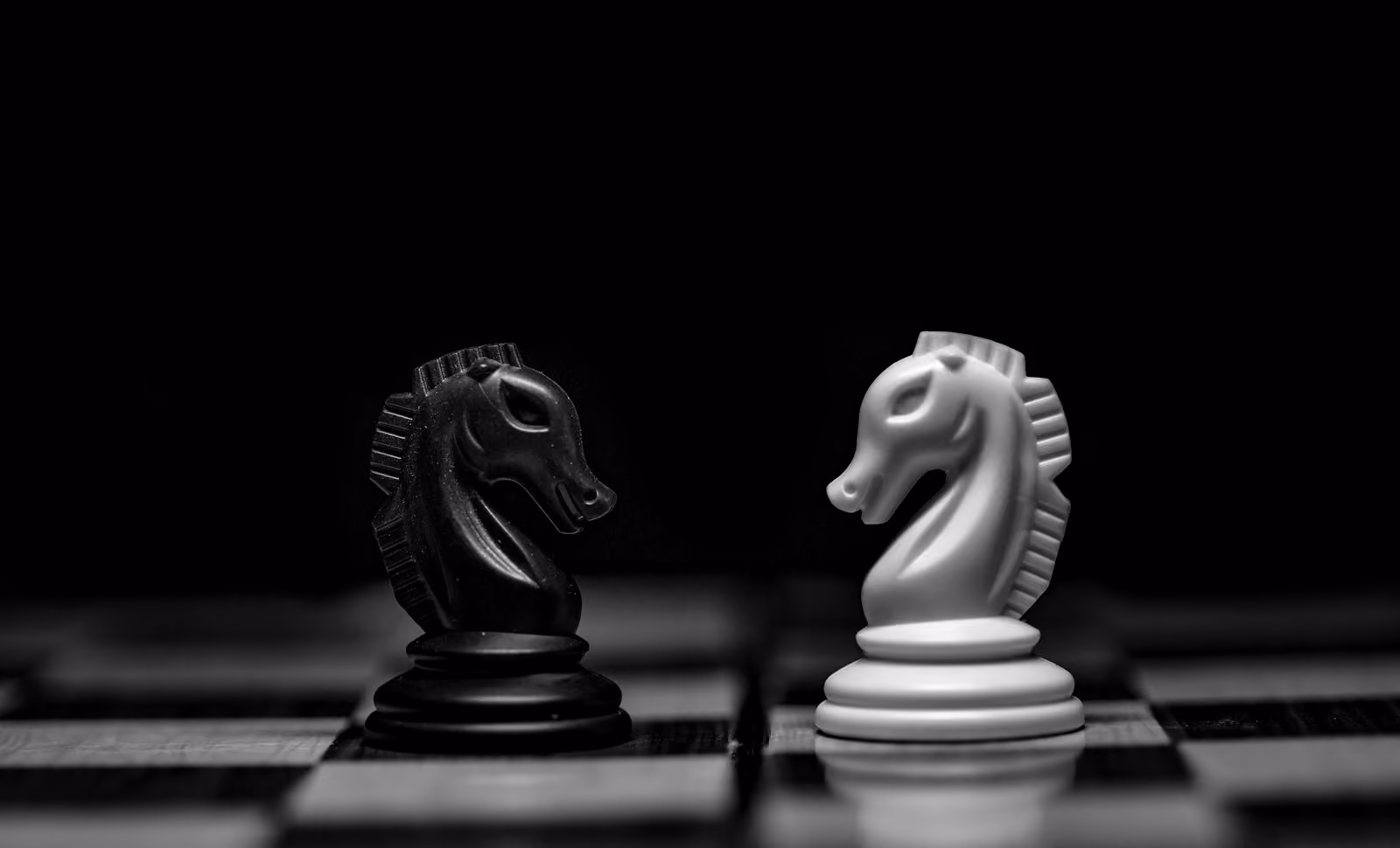 Dwa skoczki szachowe naprzeciw siebie — decyzja strategiczna