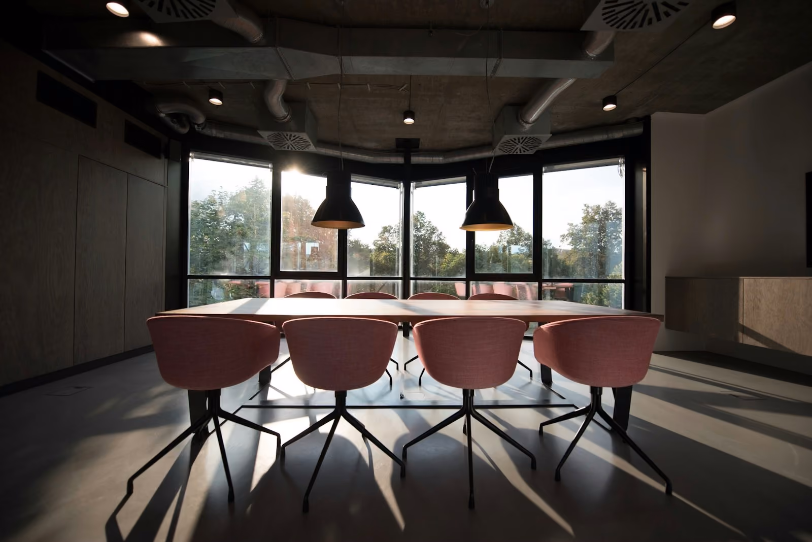 Sala konferencyjna przygotowana do spotkania zarządu