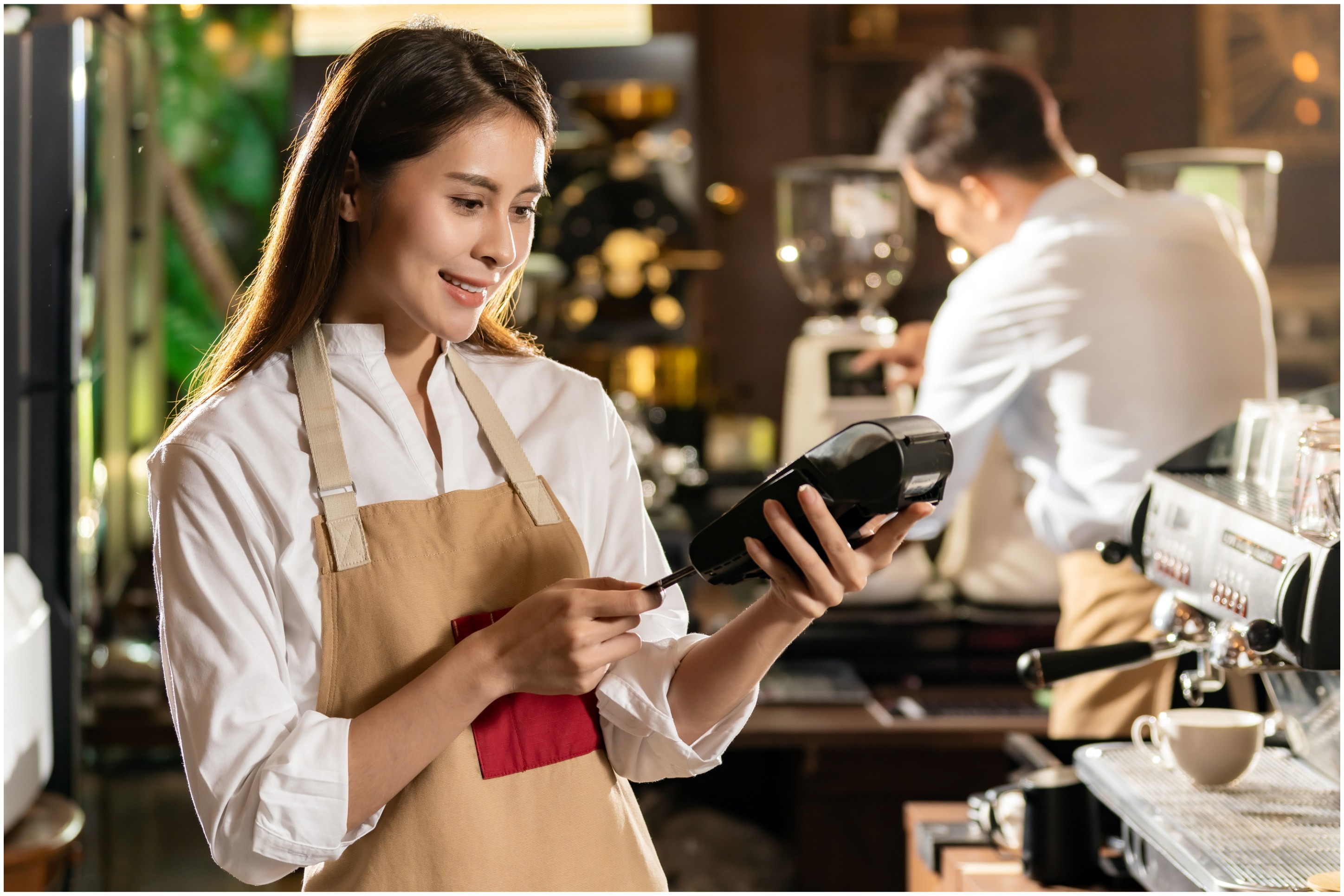 Barista utilisant un terminal de paiement