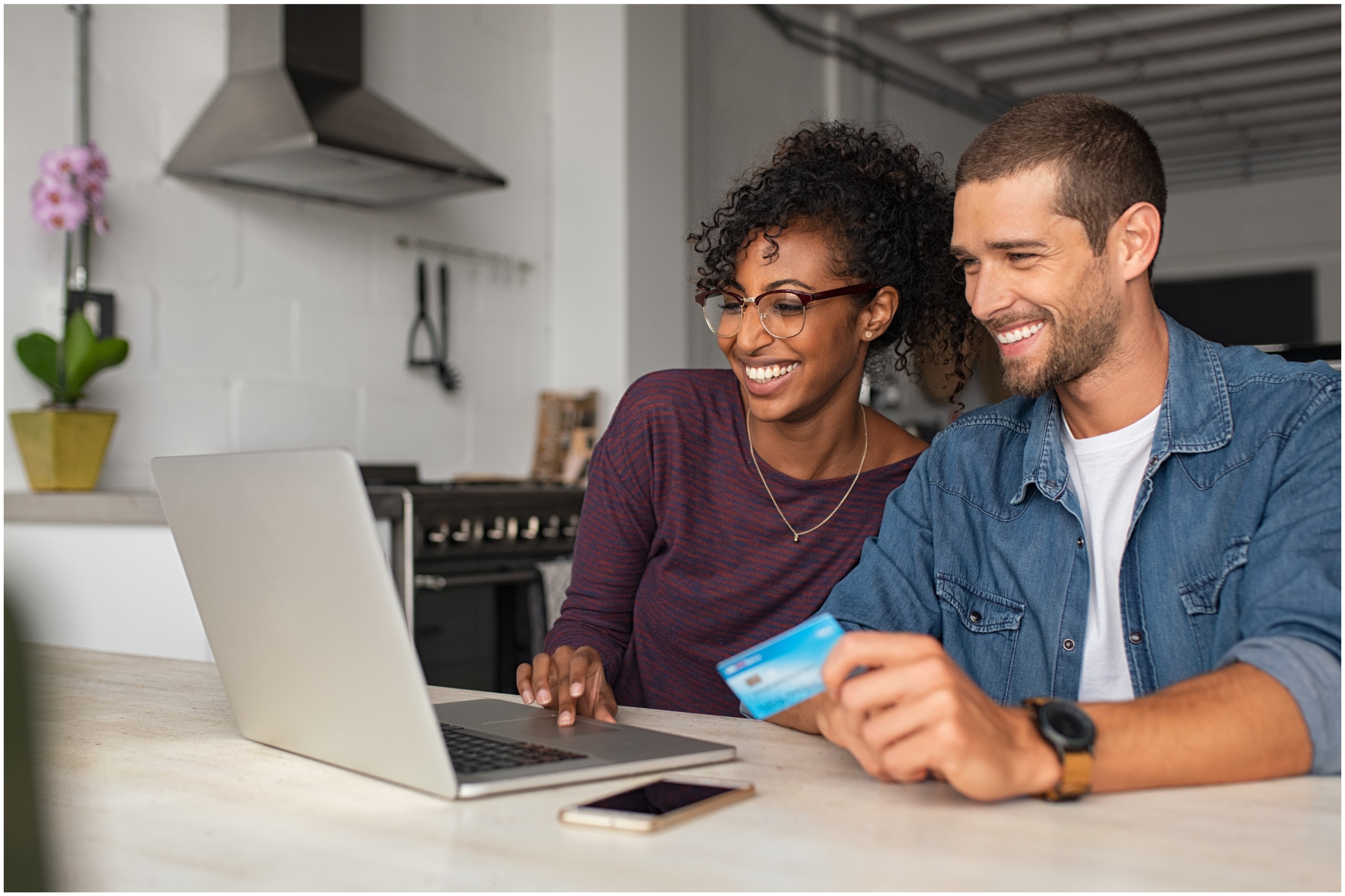 Couple consultant un ordinateur portable pour un paiement
