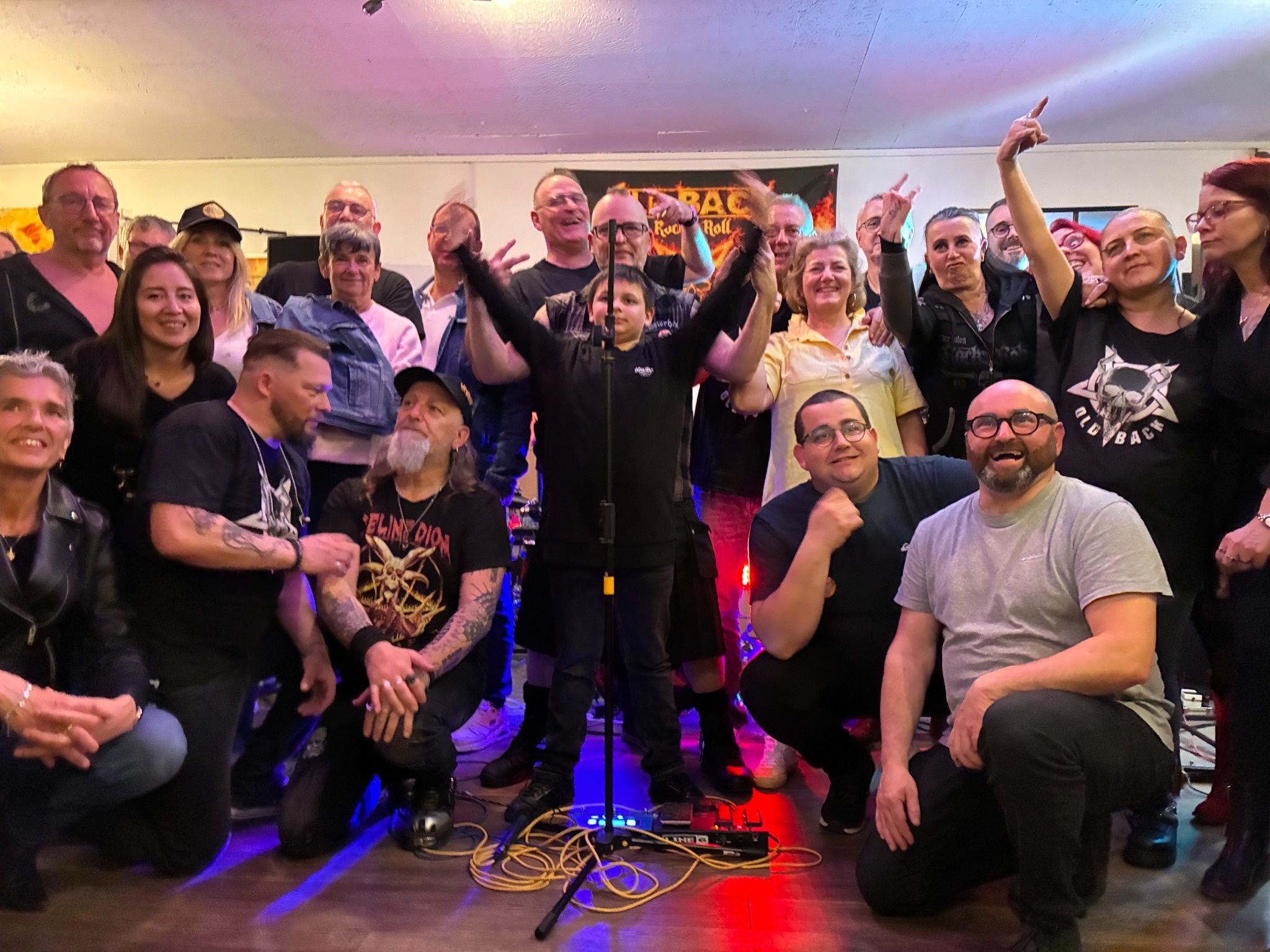Groupe et public réunis après un concert au 28