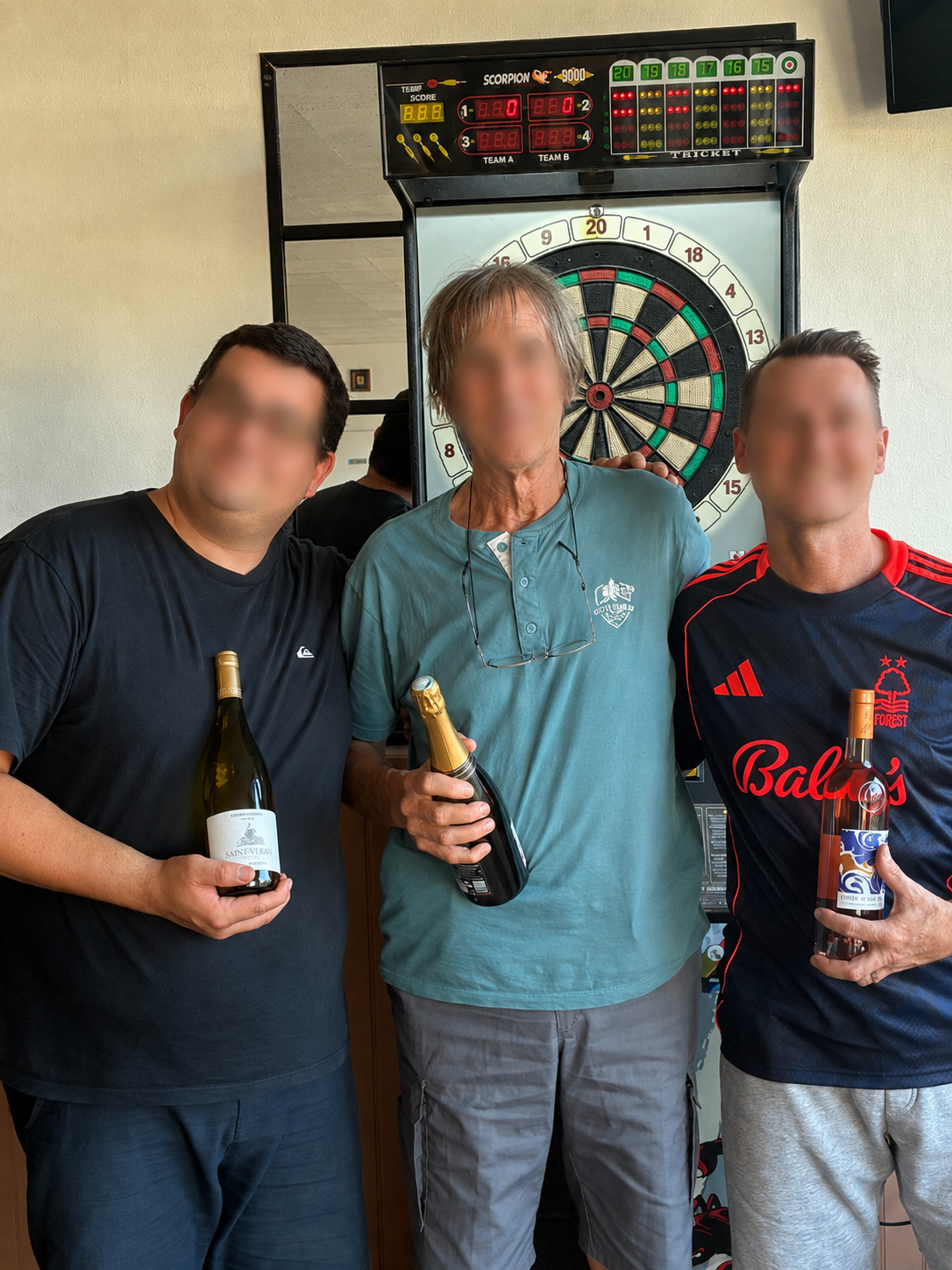 Joueurs devant la cible Scorpion lors d’un tournoi de fléchettes au 28 à Fontenay-le-Marmion