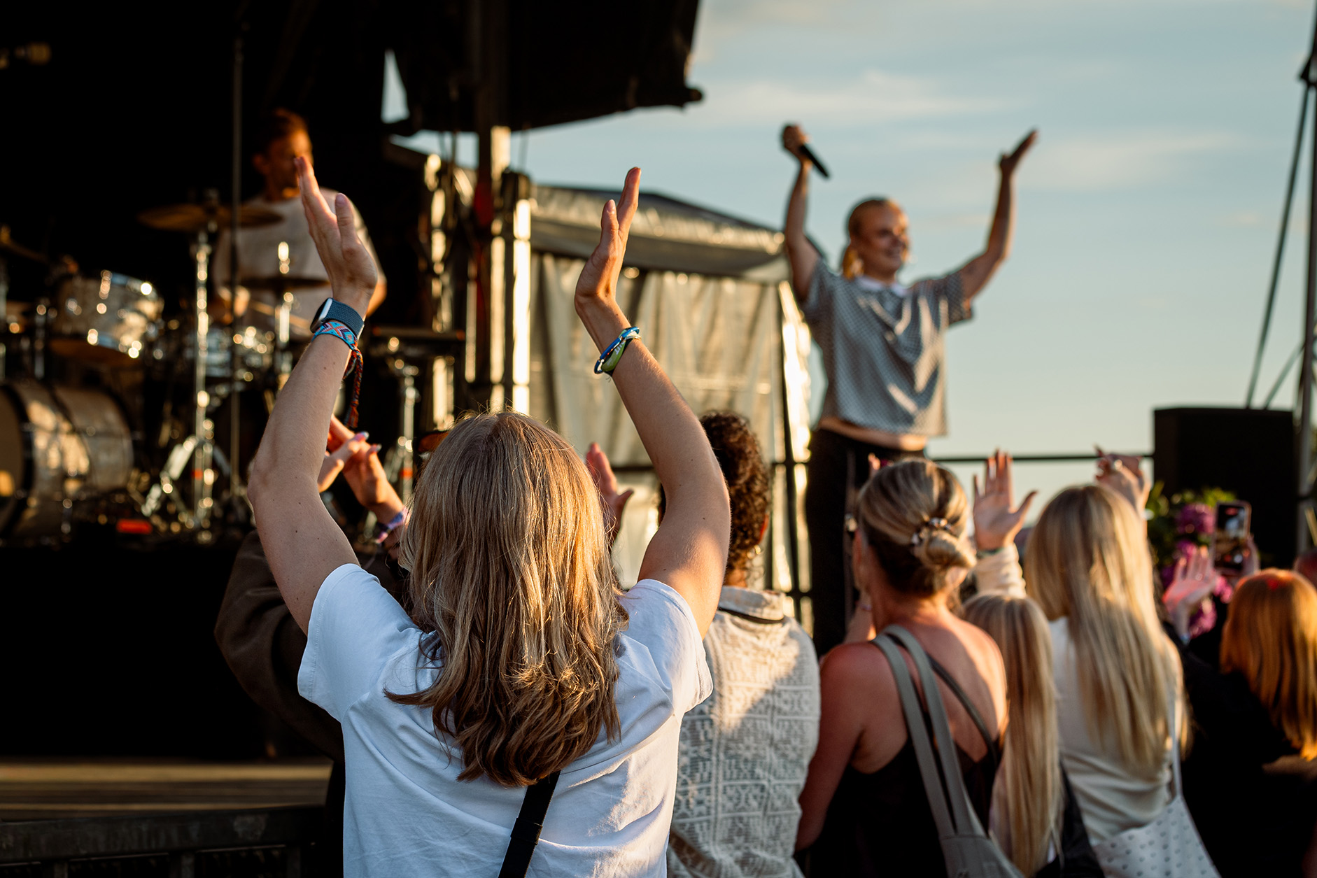 Publikum foran en koncert på Fjordlys Festival 2026