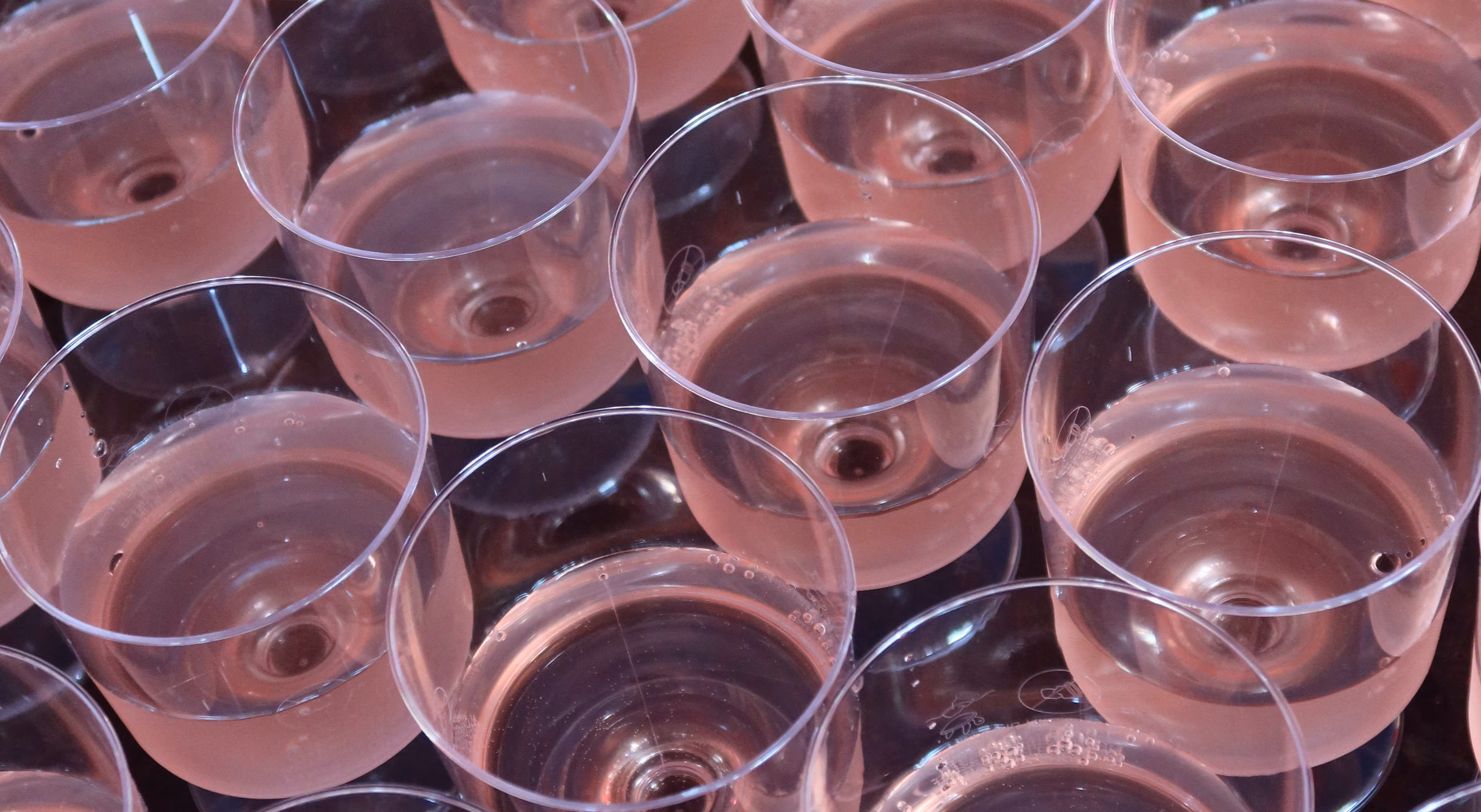 Mange glas med rosé under Rosé&BANKO på Fjordlys Festival