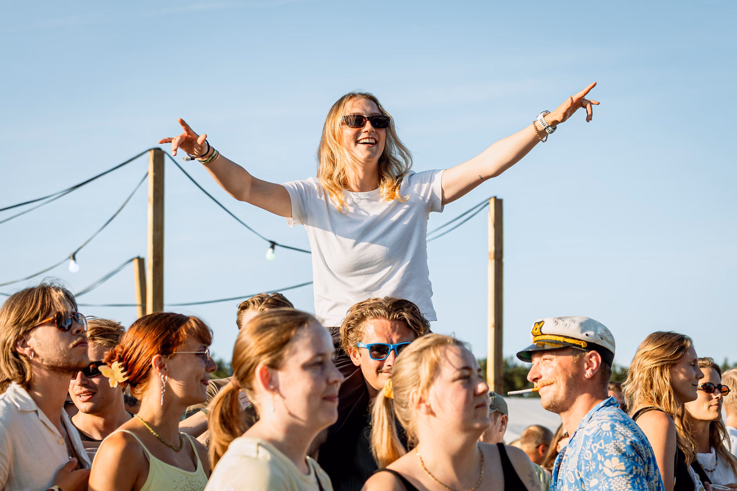Gæst der sidder på skuldrene under en koncert til Fjordlys Festival