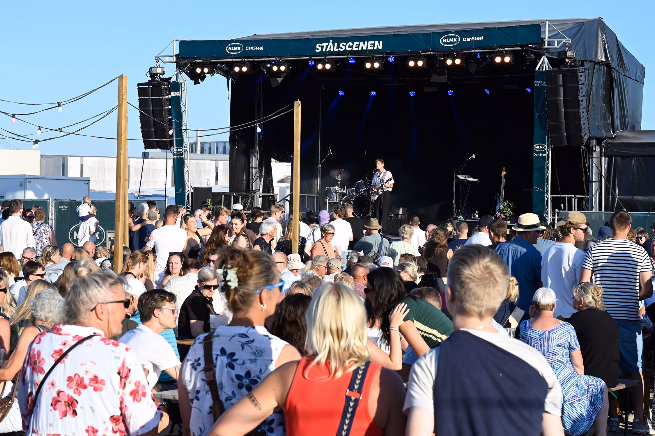 Publikum samlet foran Stålscenen til koncert på Fjordlys Festival