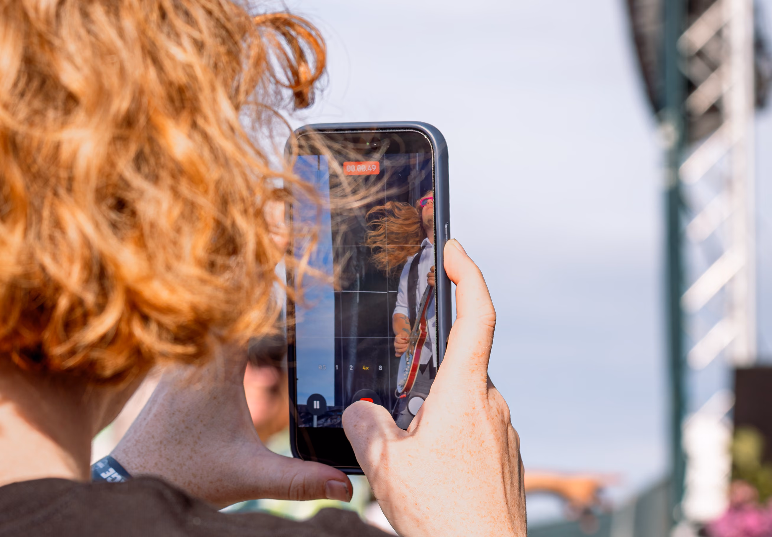 Person filmer en koncert med sin mobiltelefon