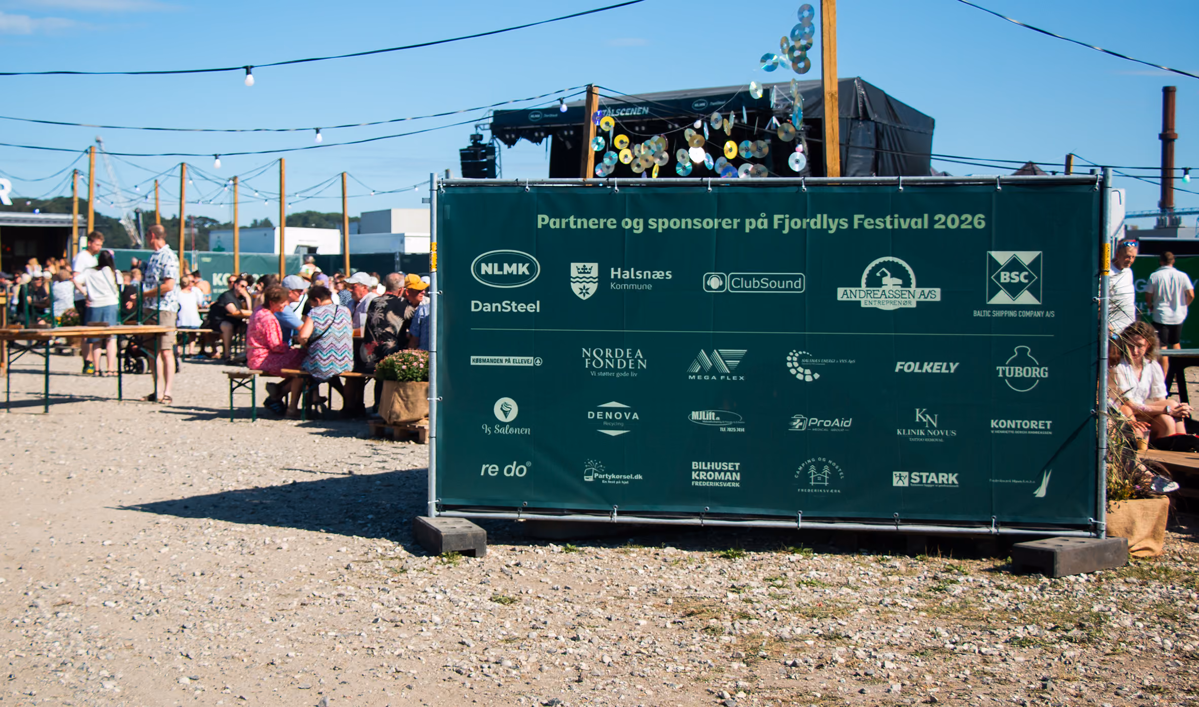 Banner med sponsorer på festivalpladsen