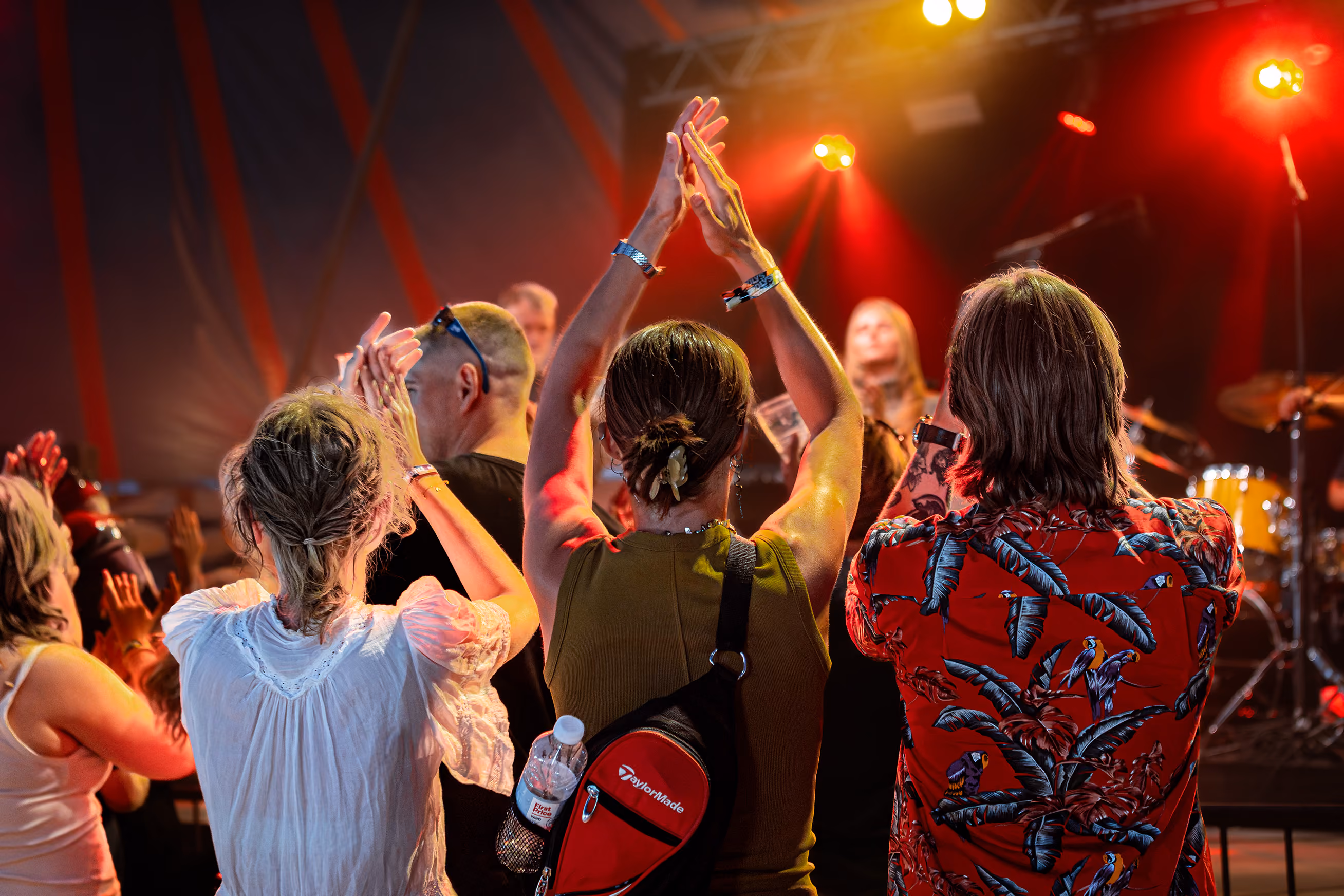 Publikum klapper til en koncert