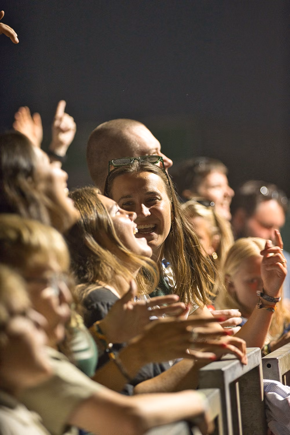 Publikum står op ad hegnet til en koncert