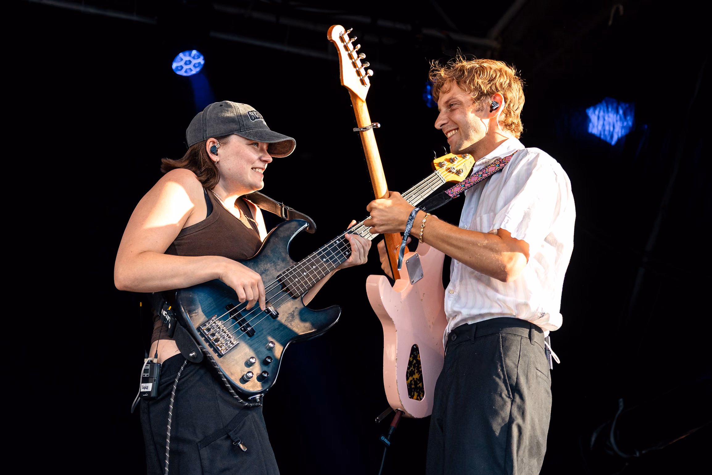 Nicklas Sahl og bassist smiler og spiller under Fjordlys Festival