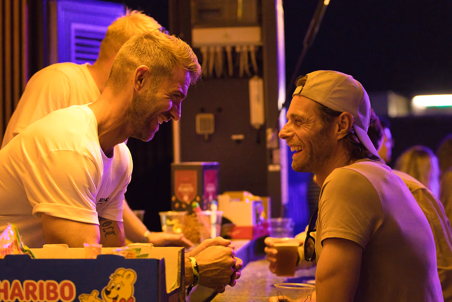 En bartender på Fjordlys og hans ven der bestiller en øl smiler til hinanden