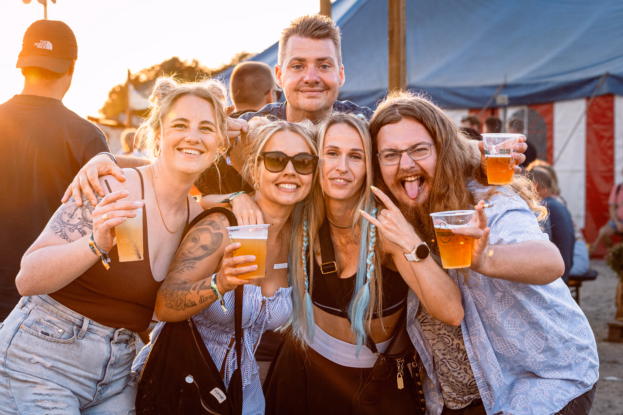 En gruppe smilende venner på Fjordlys Festival