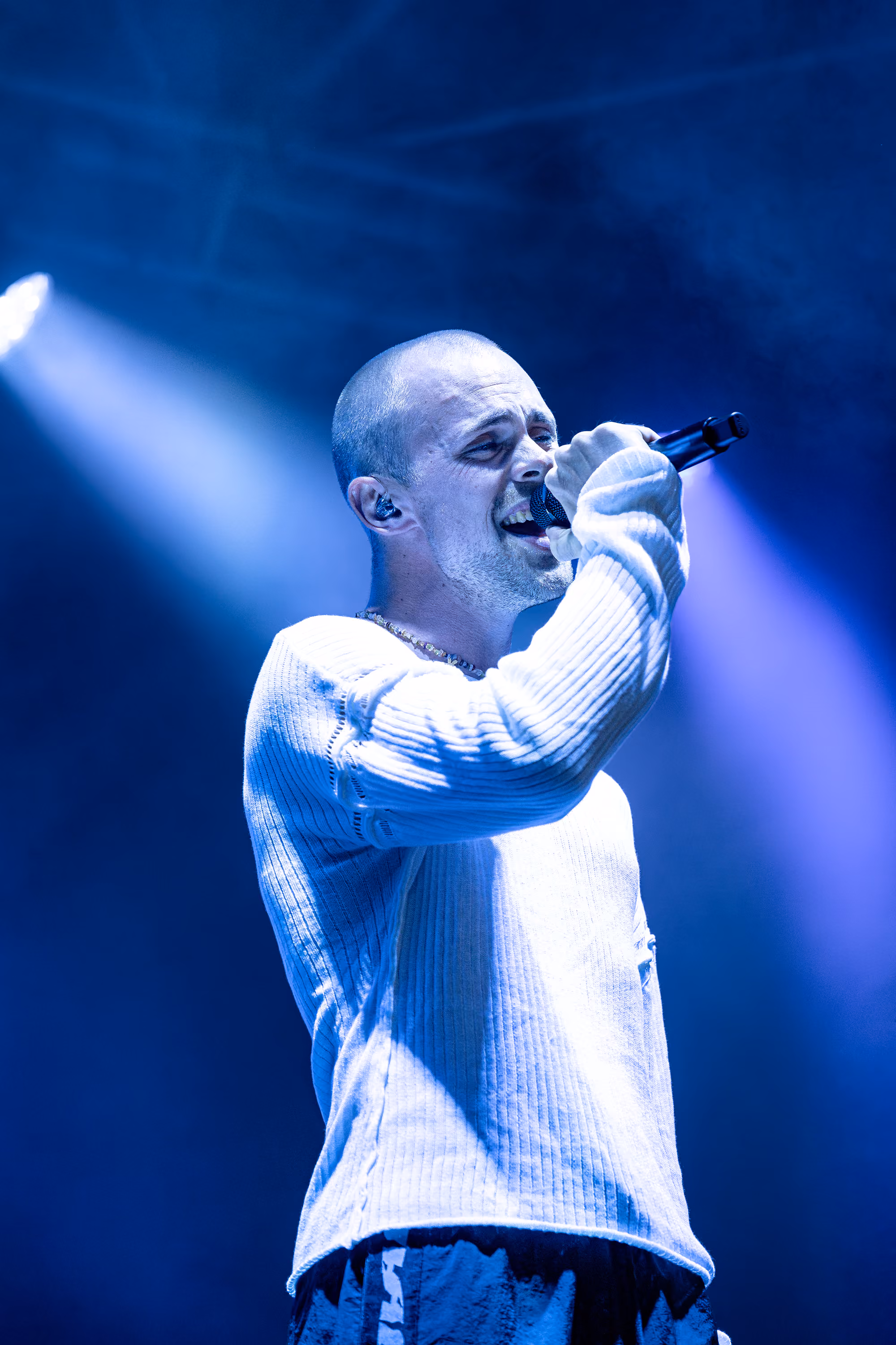 Forsangeren fra Kind Mod Kind fra koncerten på Fjordlys Festival