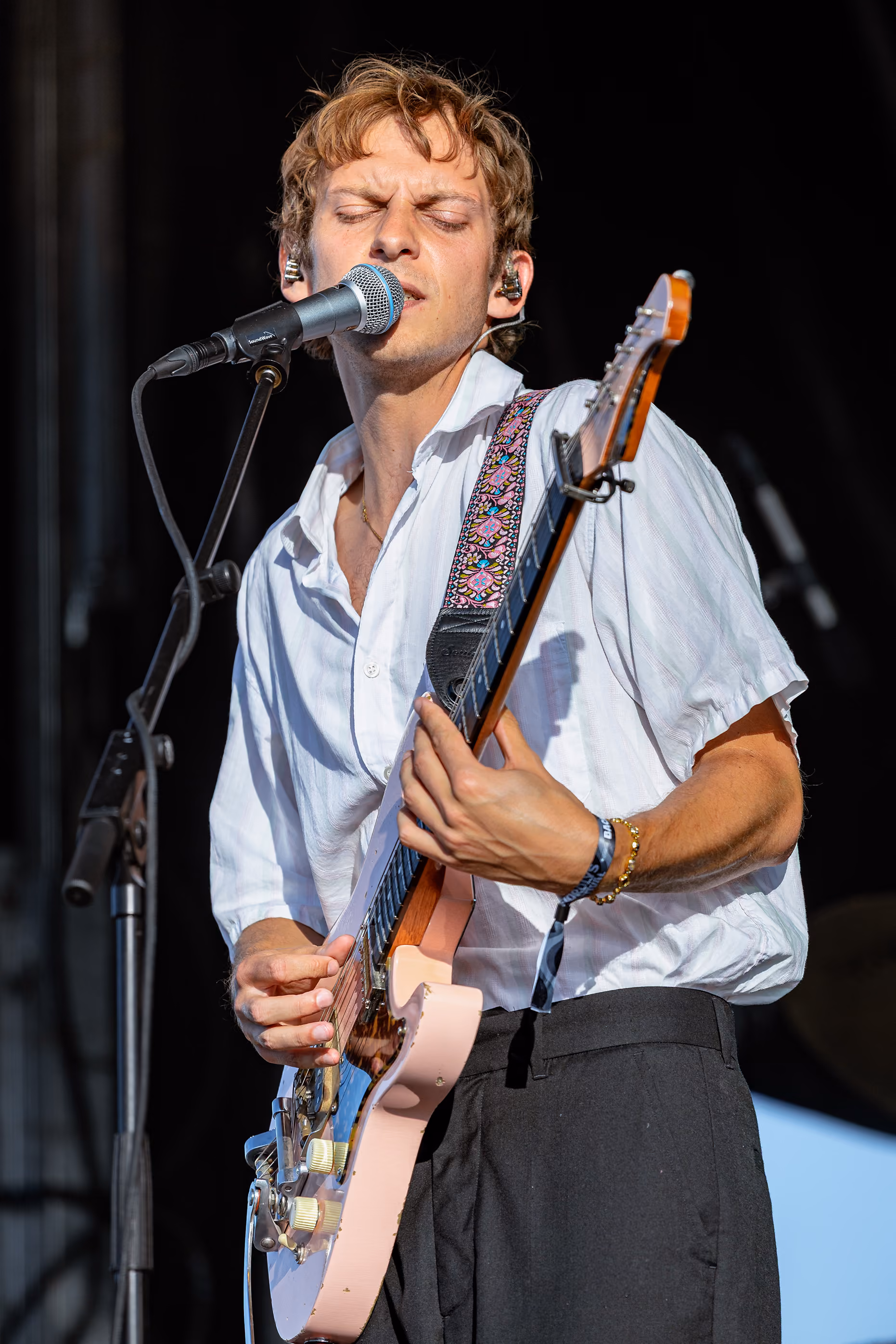 Nicklas Sahl synger og spiller guitar under koncerten på Fjordlys Festival