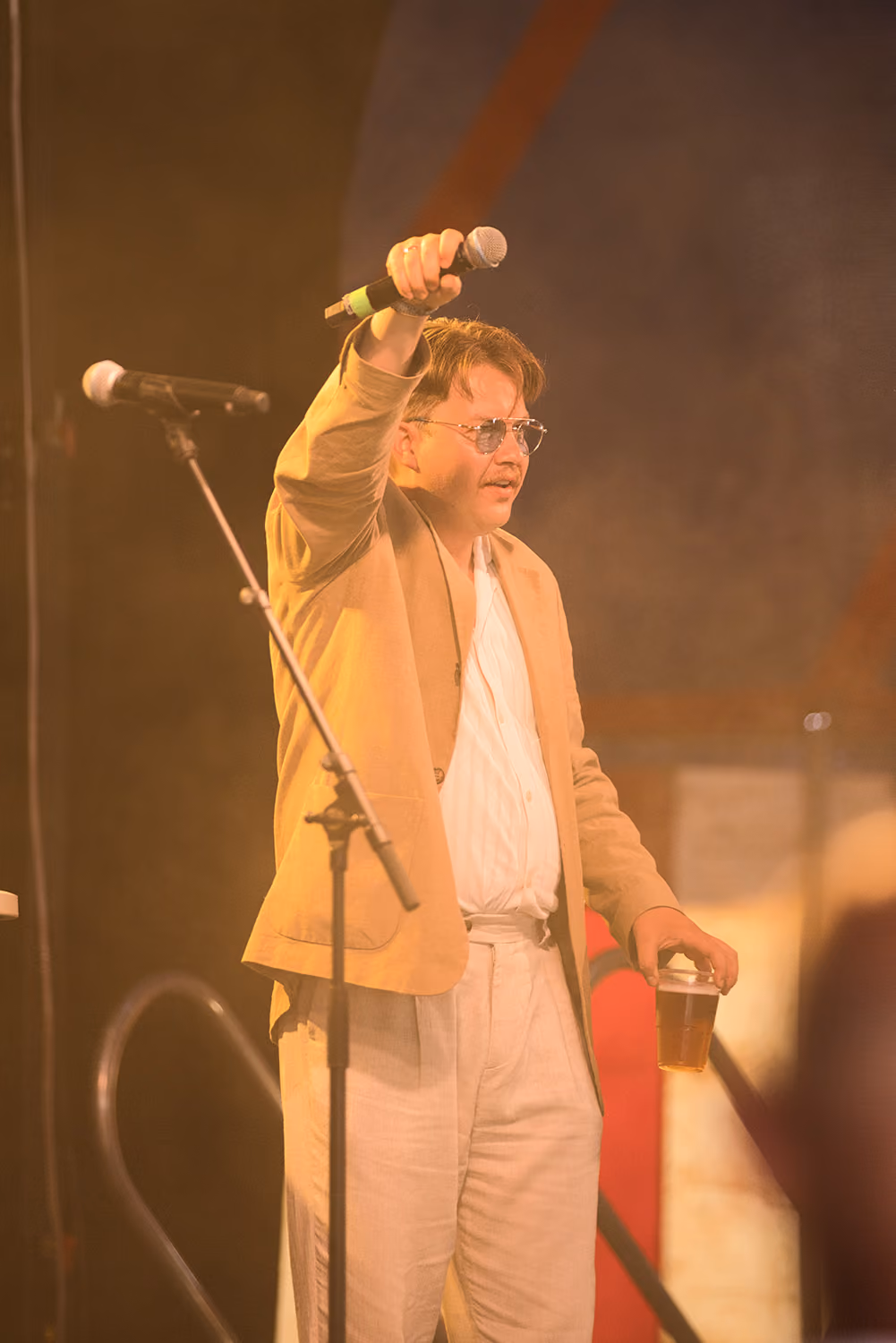 Konferencier Lucas Francis Claver på scenen under Fjordlys Festival