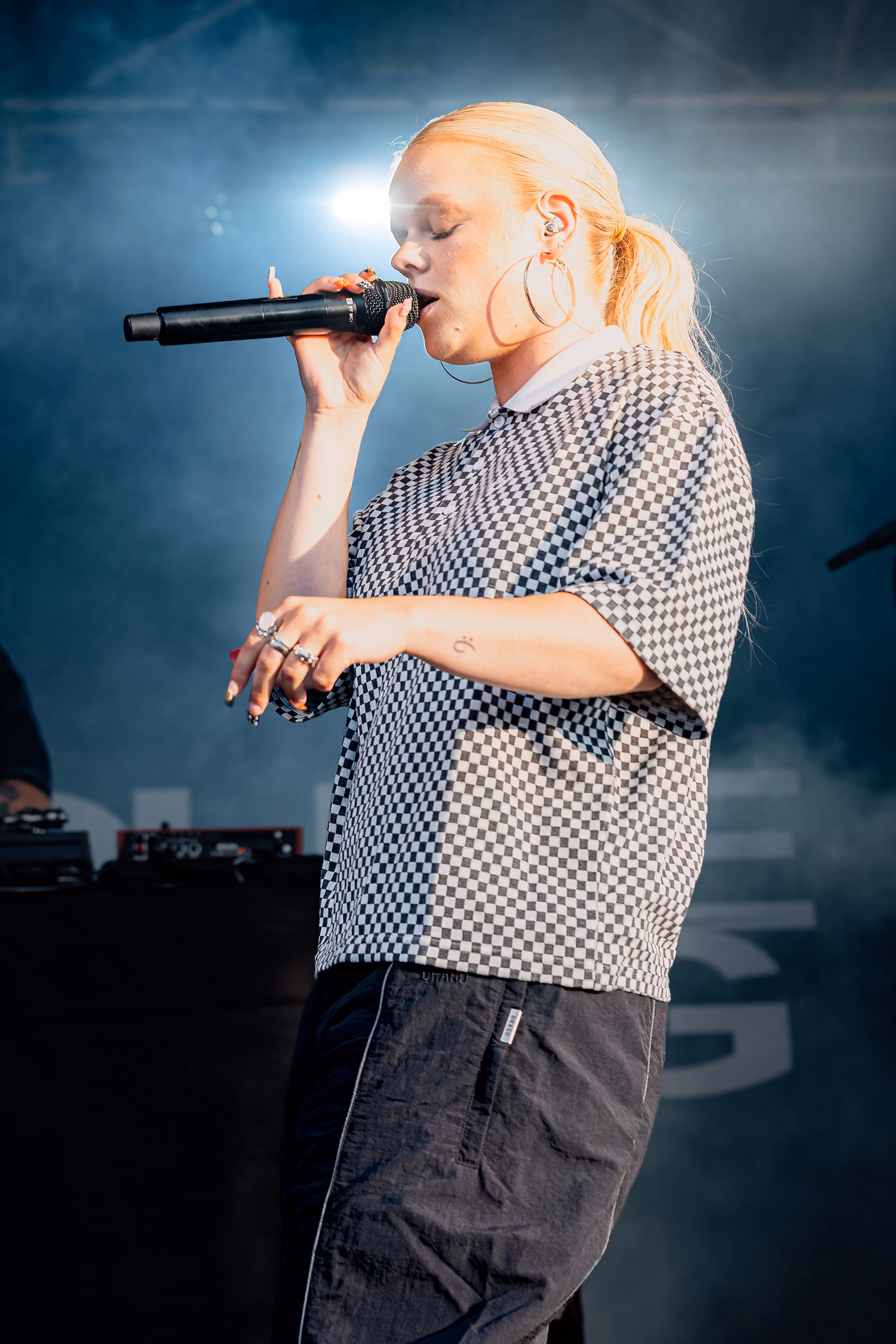 Karoline Mousing synger under Fjordlys Festival