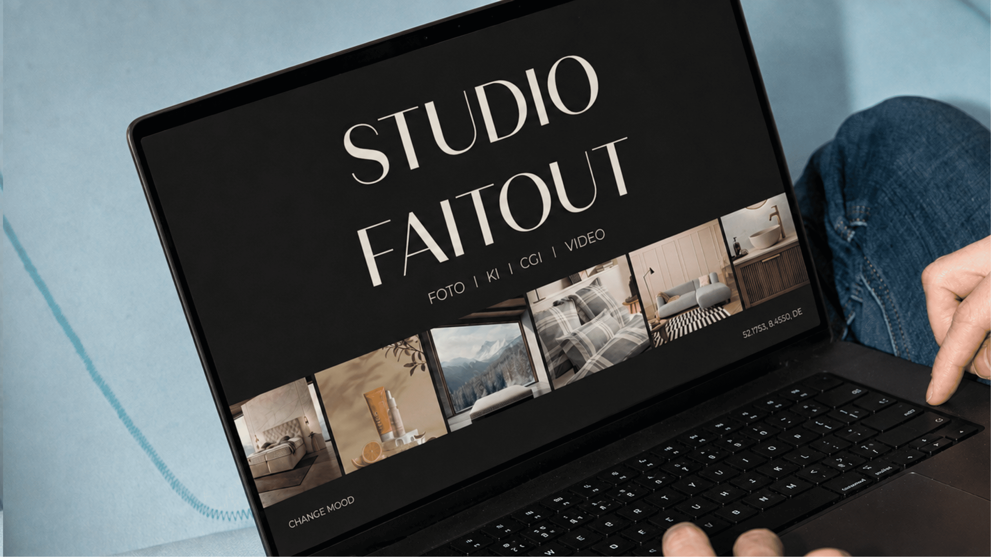 Studio Faitout Website auf Laptop in blauer Editorial-Szene