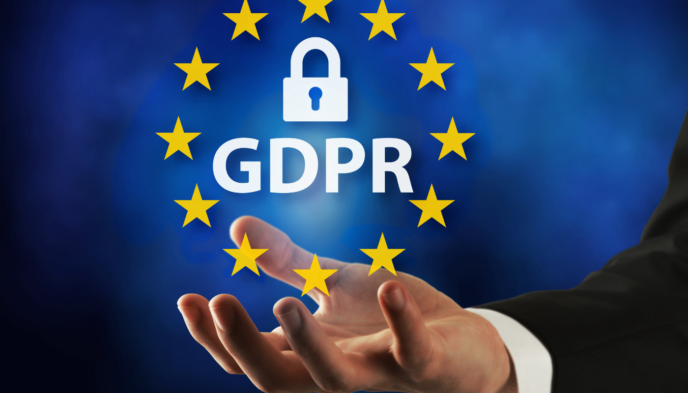 Ojennettu käsi, jonka päällä on tähdillä ympäröity kirjaimet GDPR ja lukon kuva.