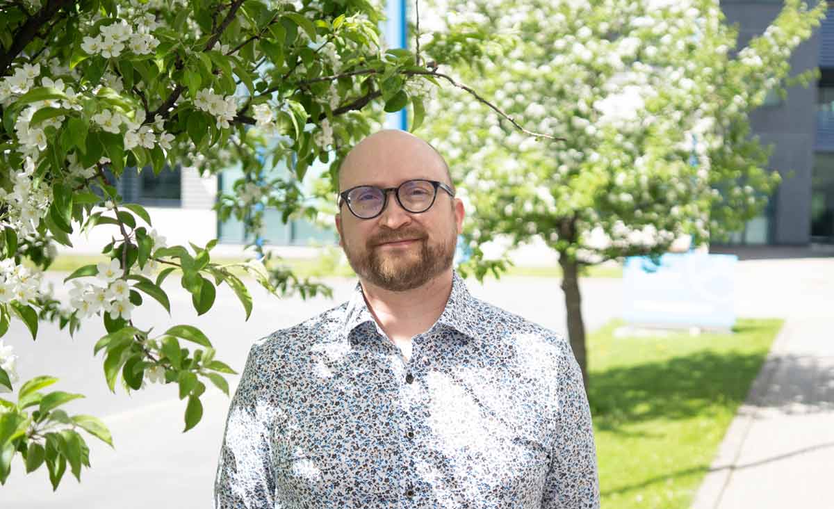 Mies ulkona puun alla