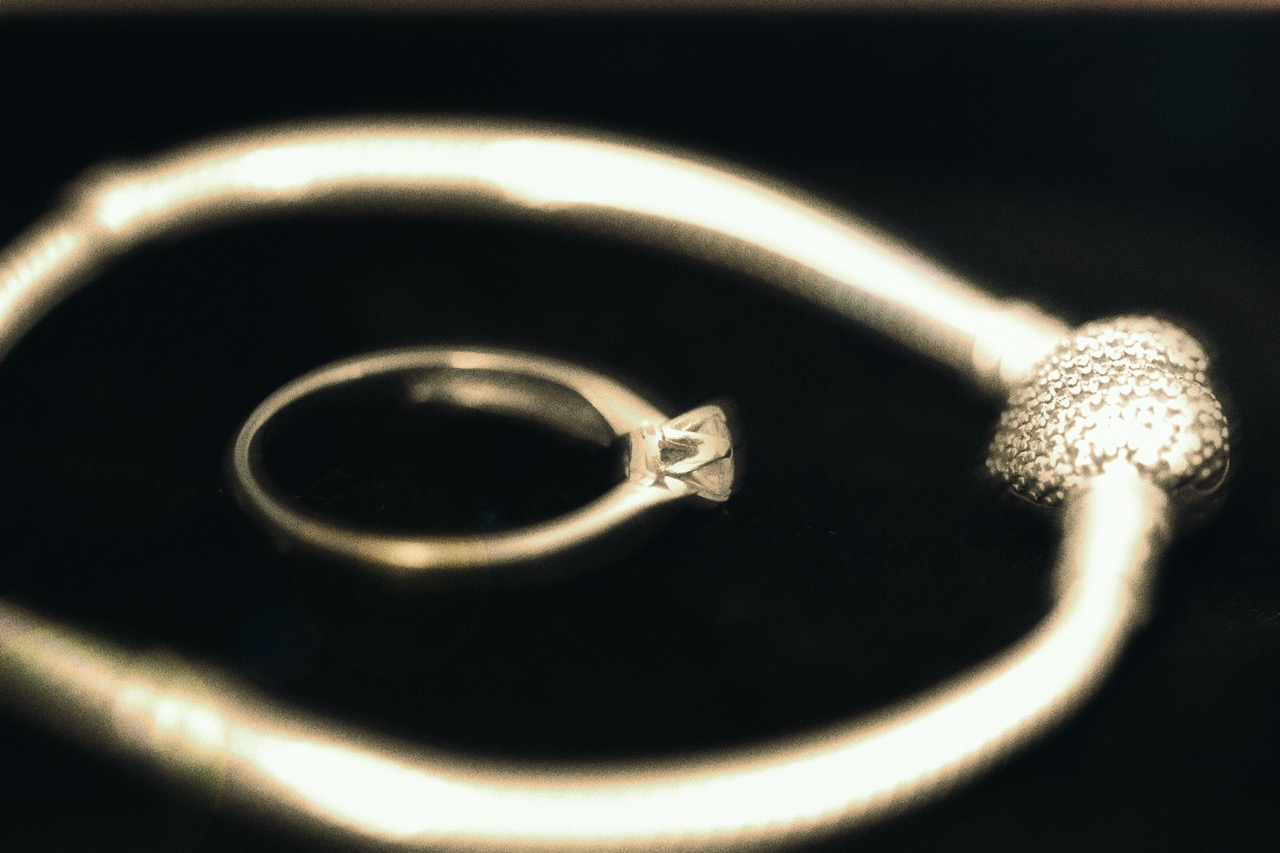 Platinum jewelry and hallmarks checked before a cash offer