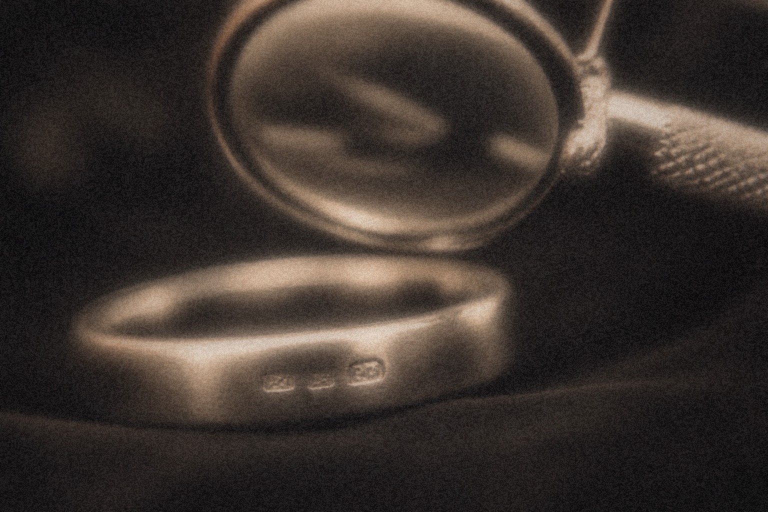 Platinum jewelry and hallmarks checked before a cash offer