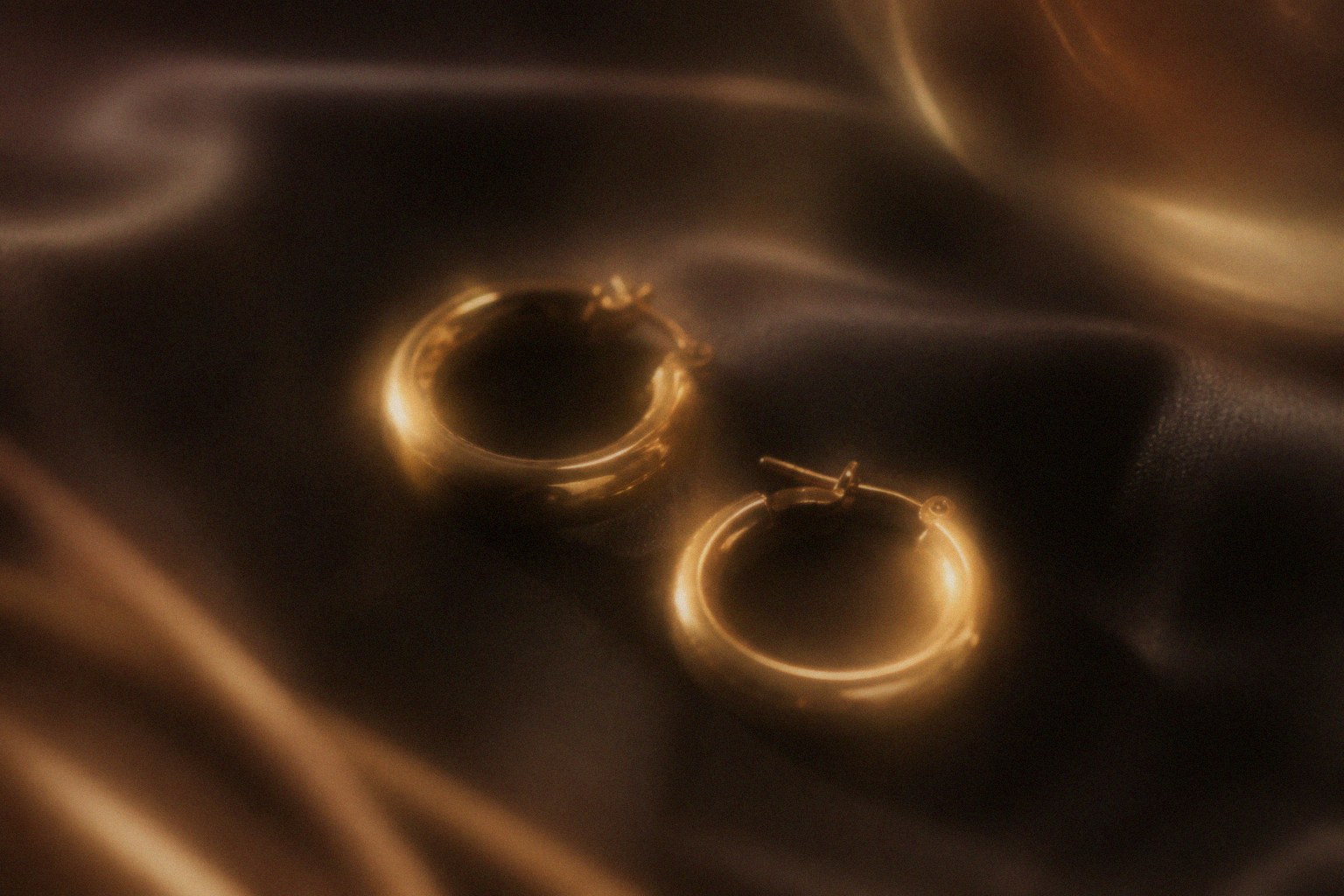 Macro gold bracelet links with soft bloom