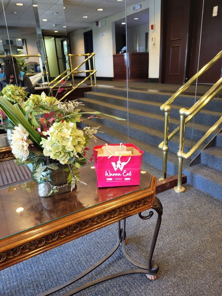 Pink WannaEat Bag for Fresh Daily Meals Delivered to the customer's Door steps