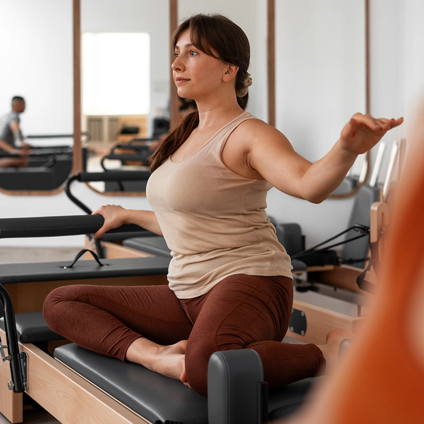 femme en train de faire du pilates reformer