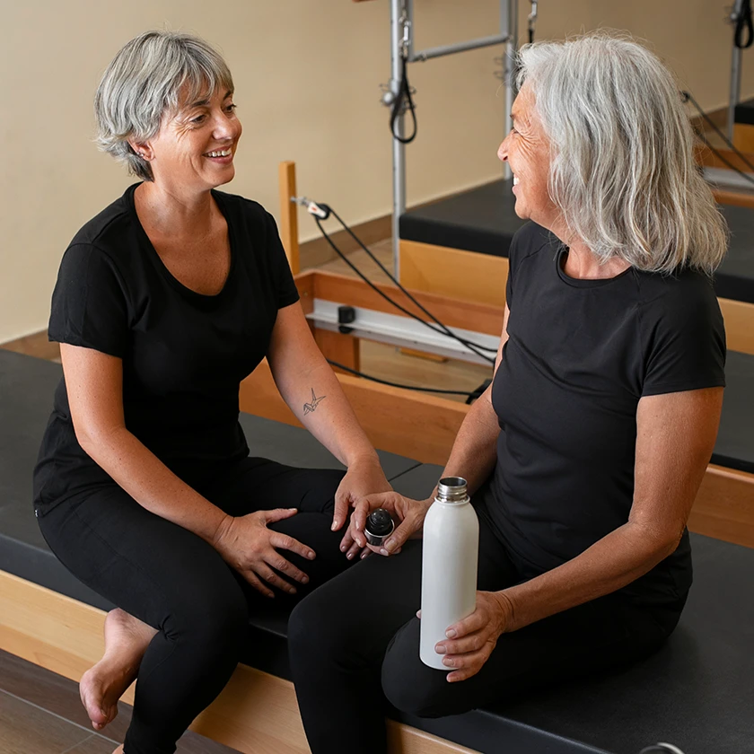 deux femmes en train de discuter après le cours de pilates reformer