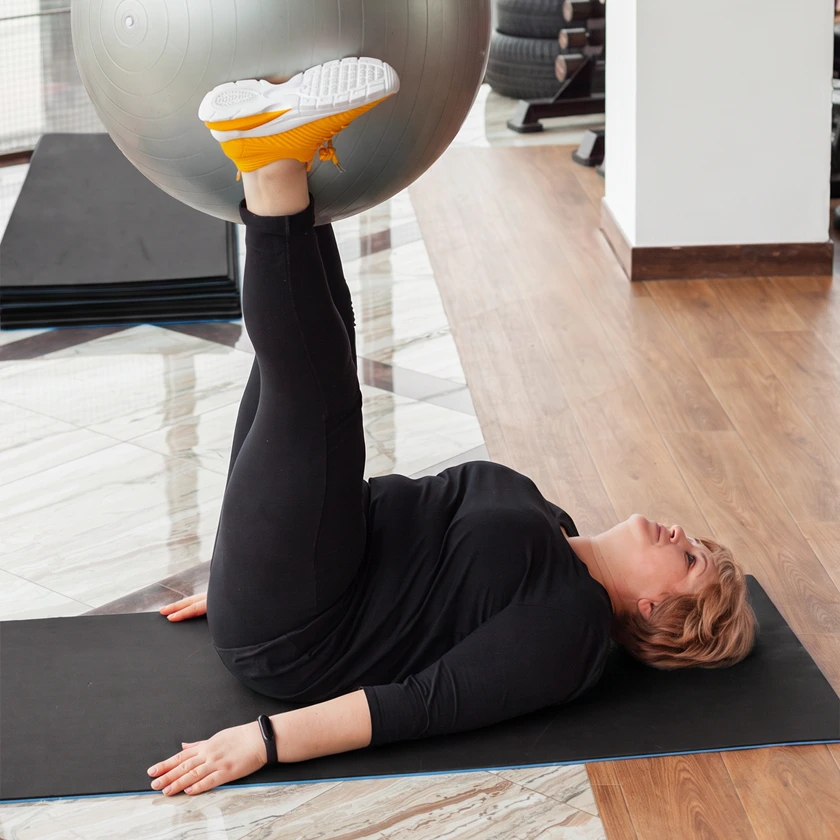 mouvement de pilates avec ballon