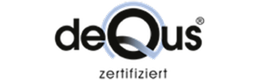 Logo mit dem Text ‚deQus‘, wobei der Buchstabe Q durch einen stilisierten Halbkreis mit einem kleinen Segment im unteren rechten Teil hervorgehoben wird.