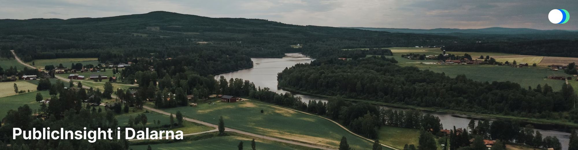 Flygbild över en älvdal med skog och fält och texten PublicInsight i Dalarna