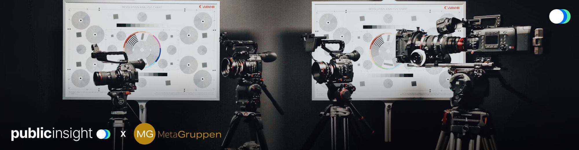 Filmkameror på stativ framför testtavlor, med PublicInsights och Metagruppens logotyper