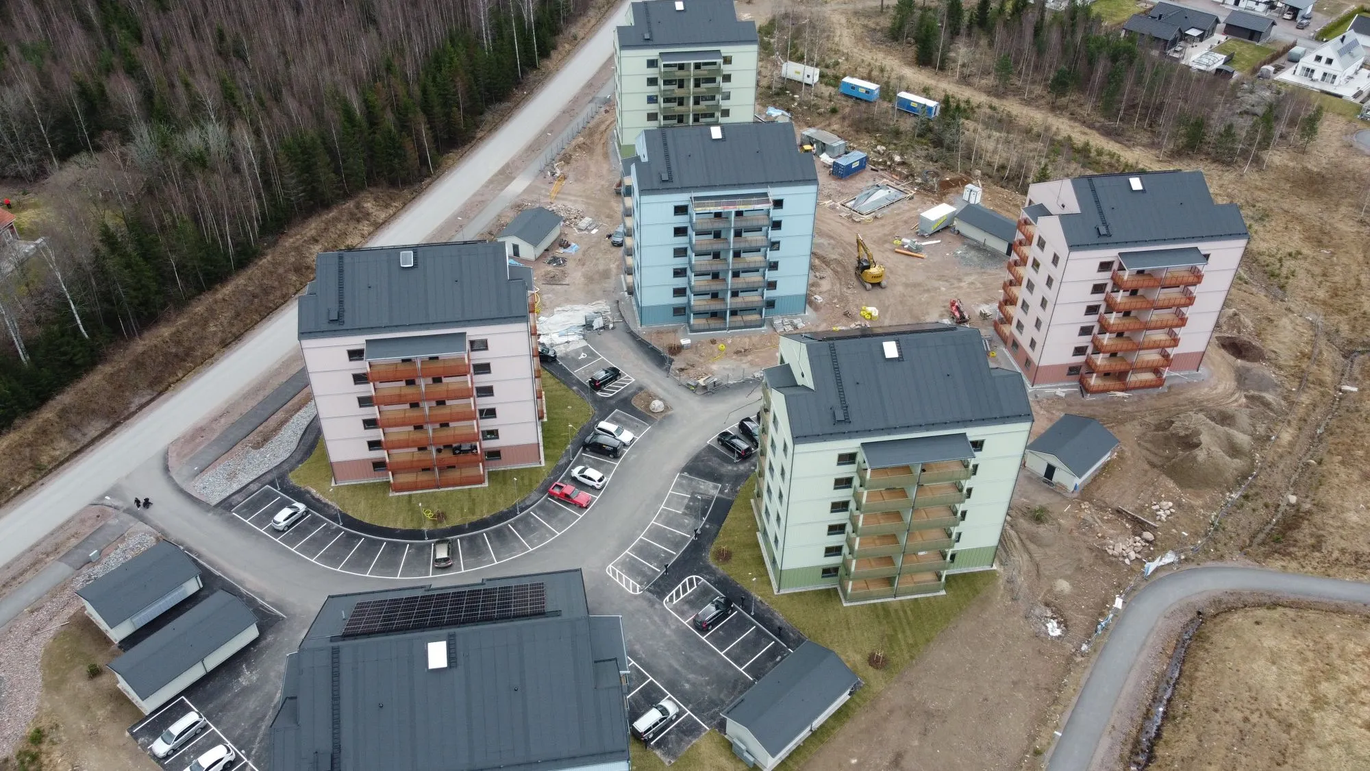Nytt bostadsområde byggs i skogen, sett från ovan