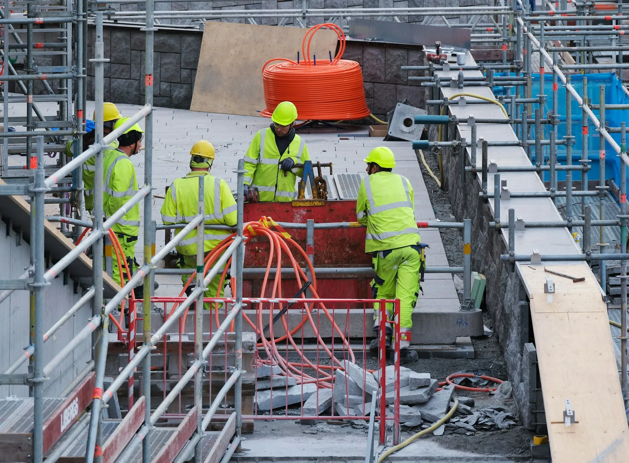 Byggarbetare på ett ställningsdäck