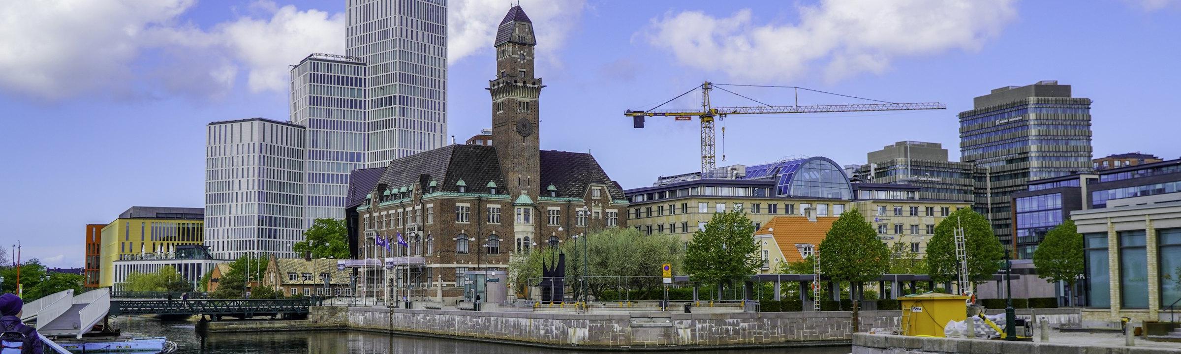 Malmö med byggkran vid kanalen