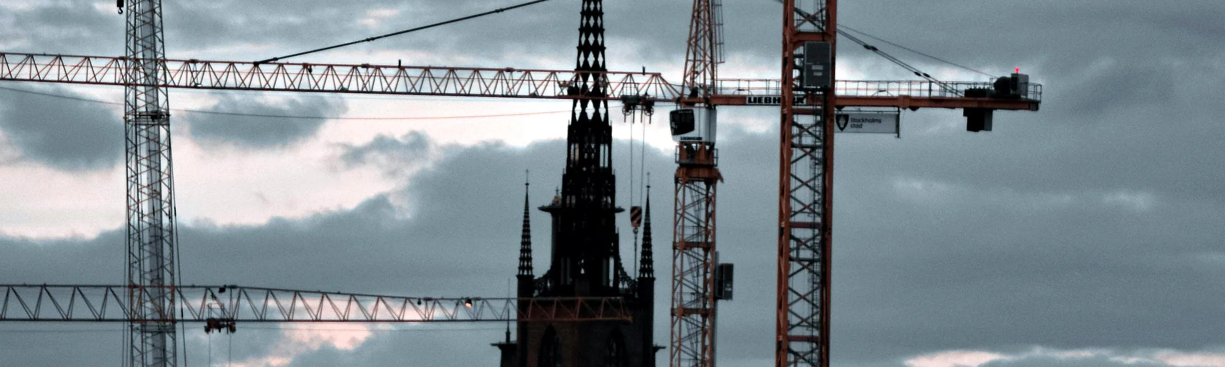Byggkranar och kyrkspira i Stockholm
