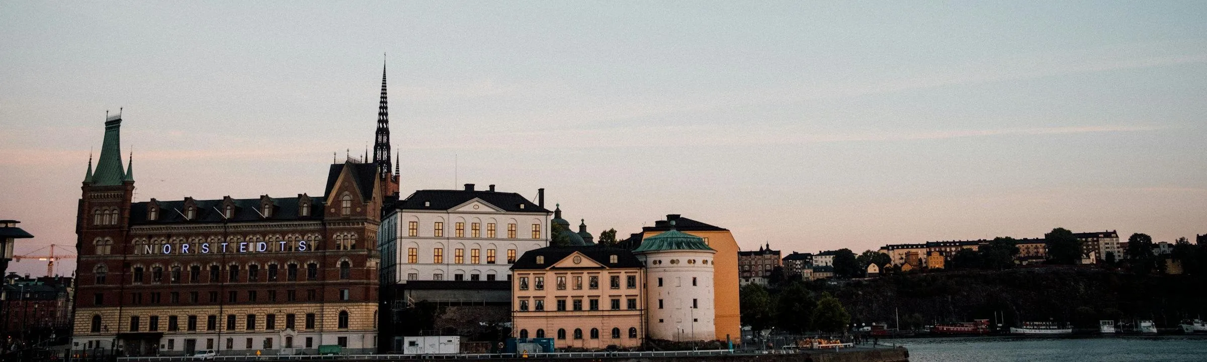 Riddarholmen i Stockholm i kvällsljus