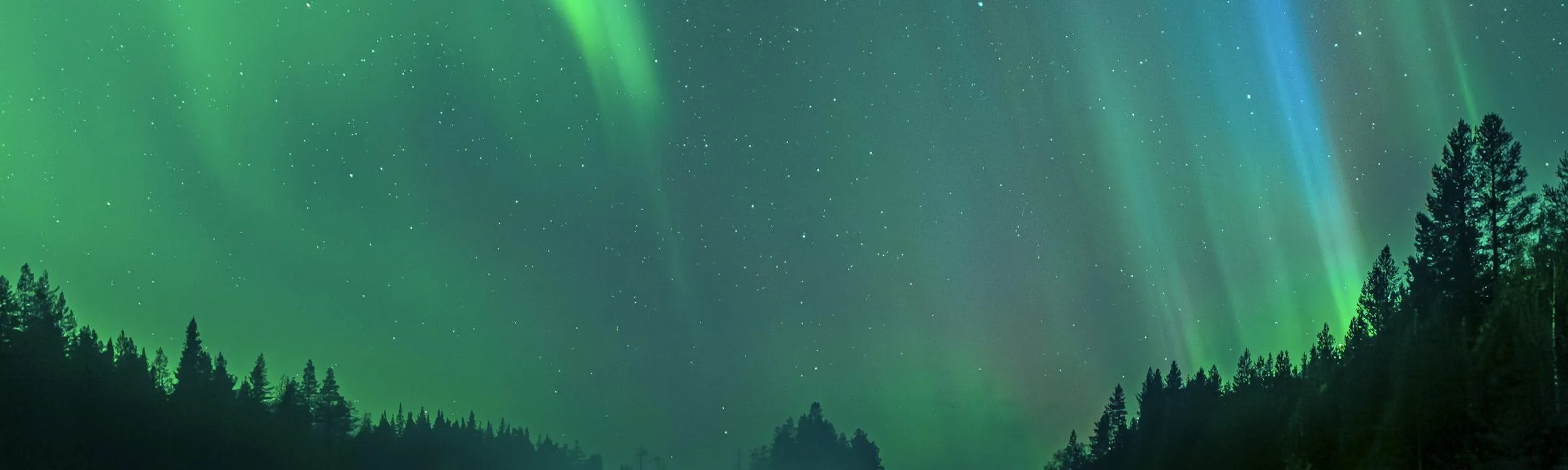 Norrsken över en älv i Lappland
