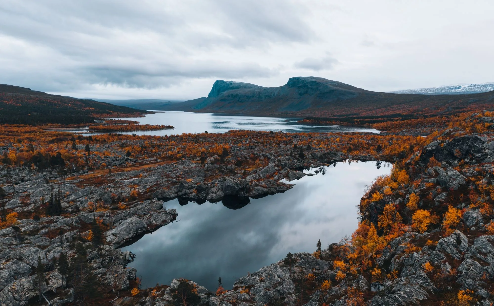 Sjöar och fjäll i höstfärger i Norrbotten