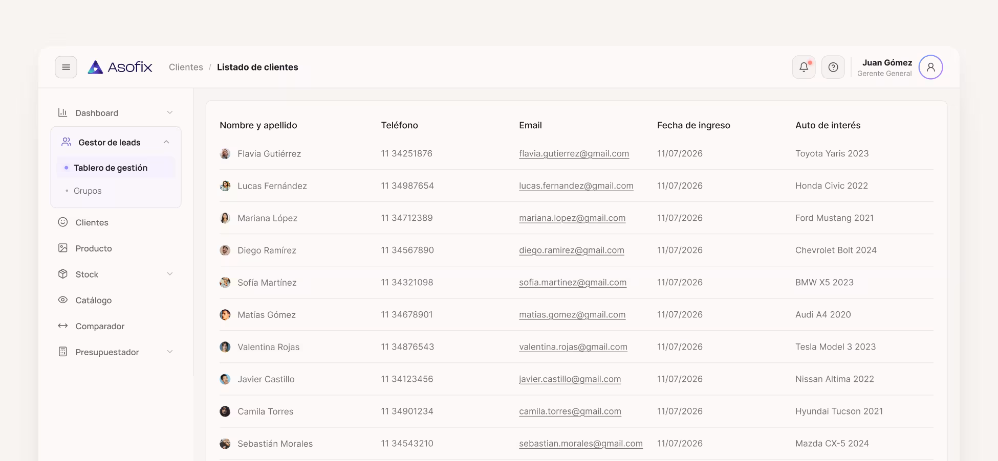 Pantalla de lista de clientes con nombres, teléfonos, emails, fecha de ingreso y autos de interés.
