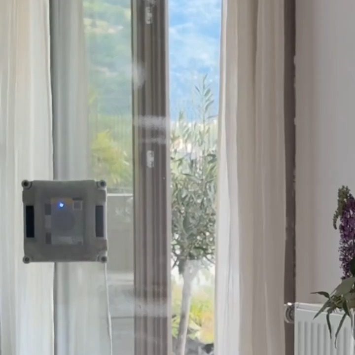 Robot laveur de vitres MOVA N1 sur une baie vitrée