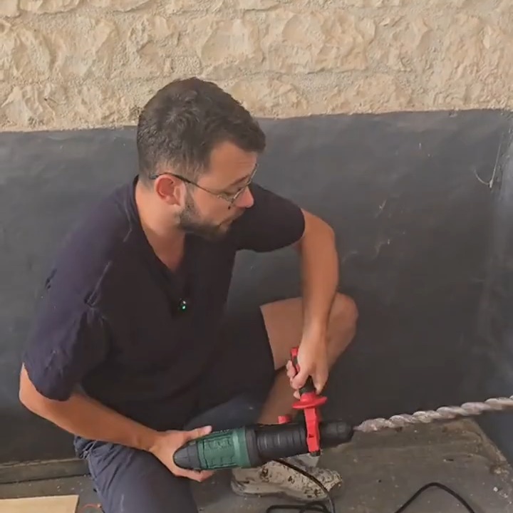 Créateur utilisant un perforateur Parkside sur un chantier