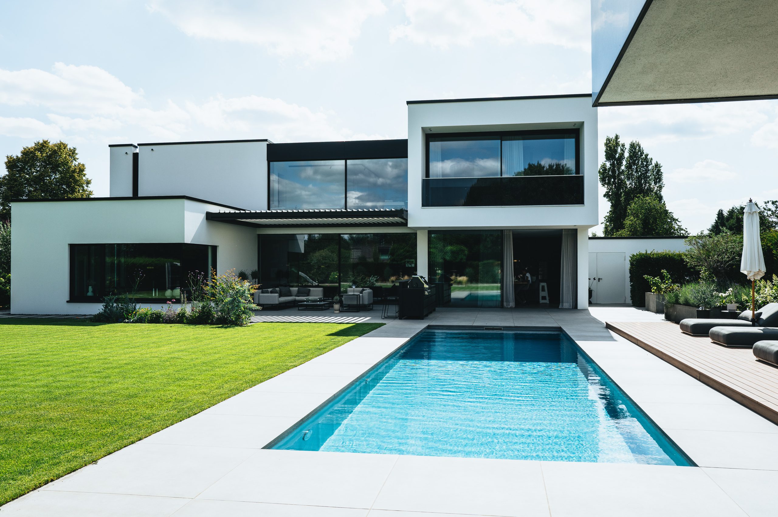 Outdoor-Living-Komplettplan: Terrassendach, Beschattung, Licht und Komfort sinnvoll kombinieren