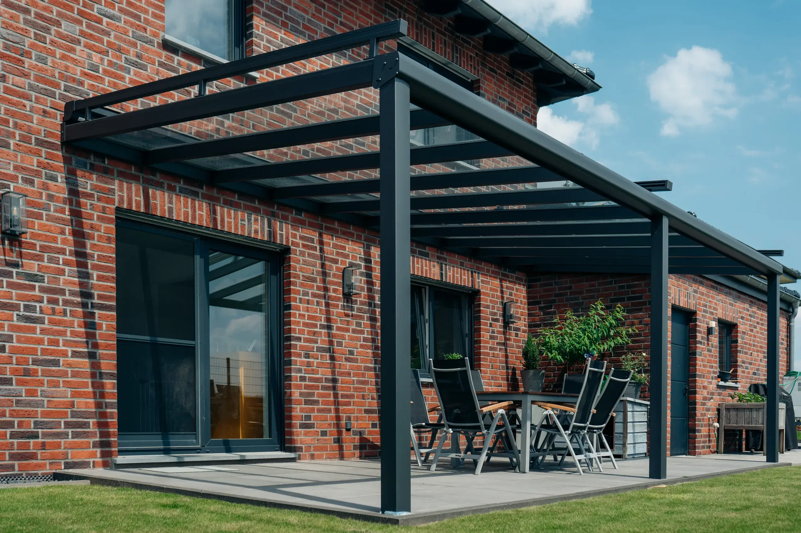 Terrassendach mit Wandanschluss oder freistehend: Welche Variante passt zum Haus?