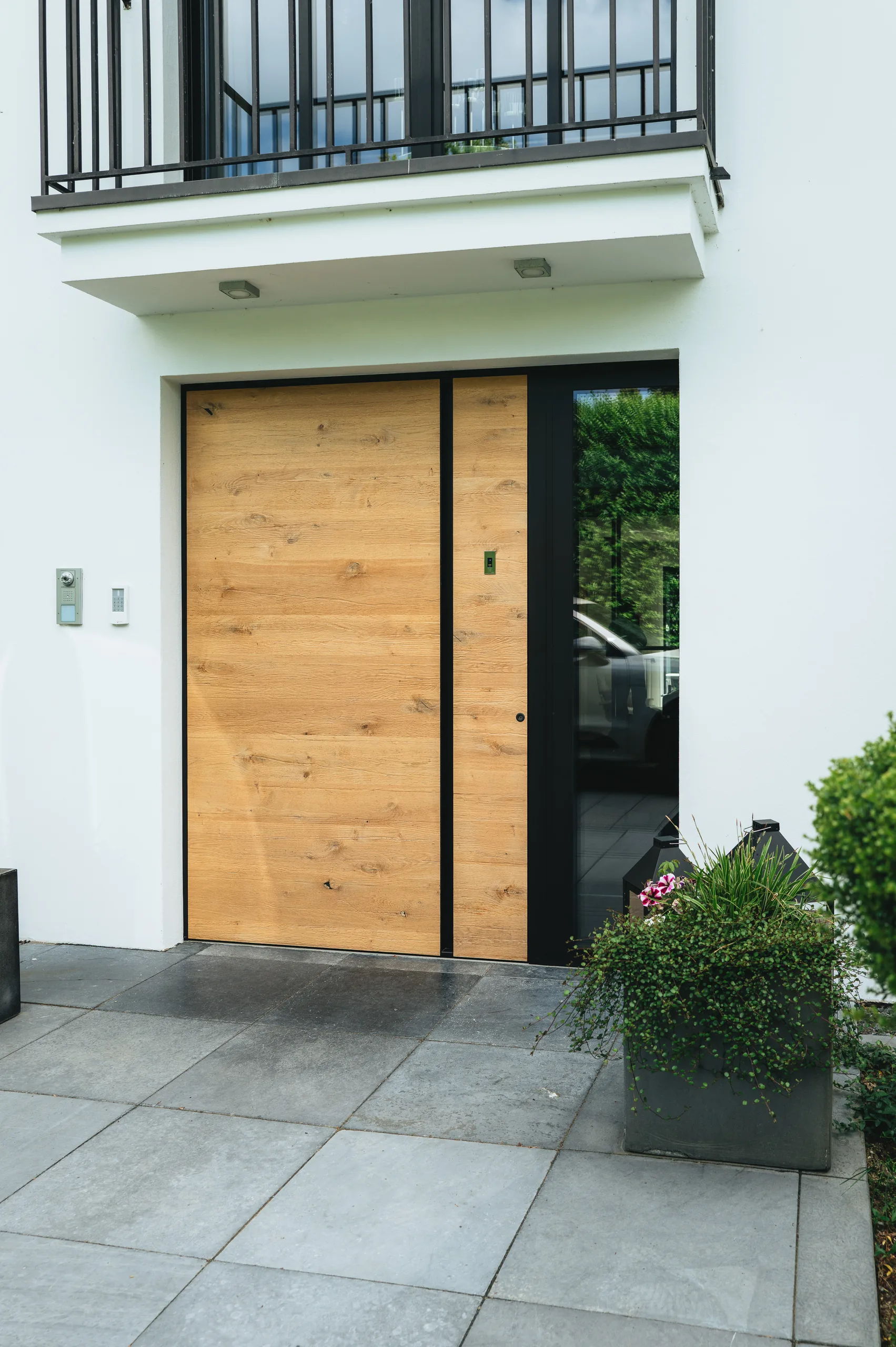 Haustür mit Holzoberfläche und Seitenteil als Gestaltungsbeispiel